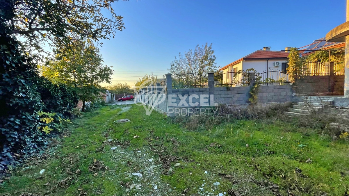 Едно фамилна, двуетажна къща за продажба в с. Кошарица