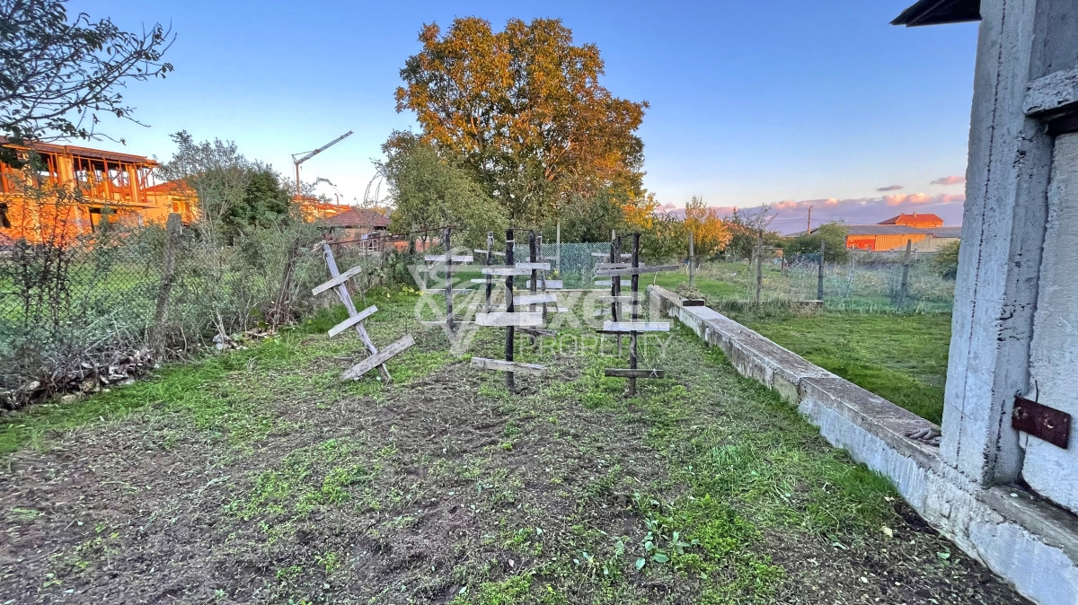 Едно фамилна, двуетажна къща за продажба в с. Кошарица