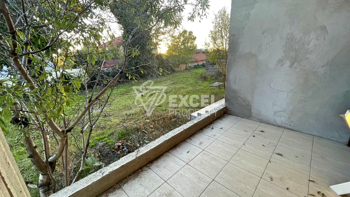 Едно фамилна, двуетажна къща за продажба в с. Кошарица