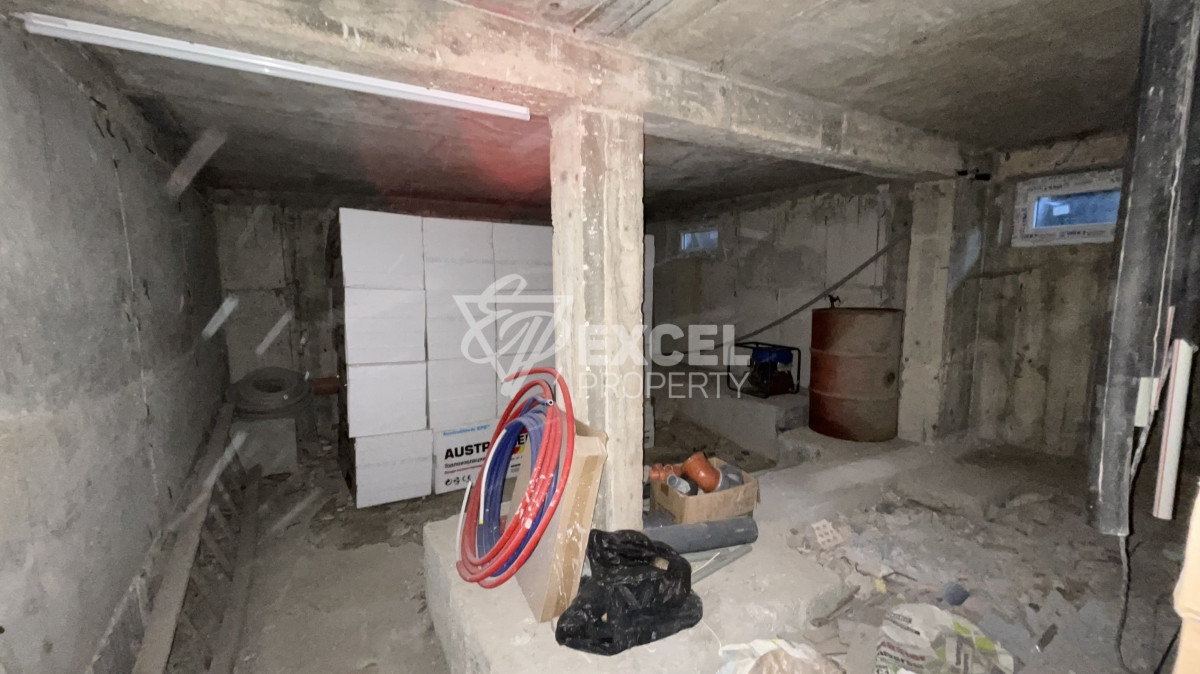 Едно фамилна, двуетажна къща за продажба в с. Кошарица