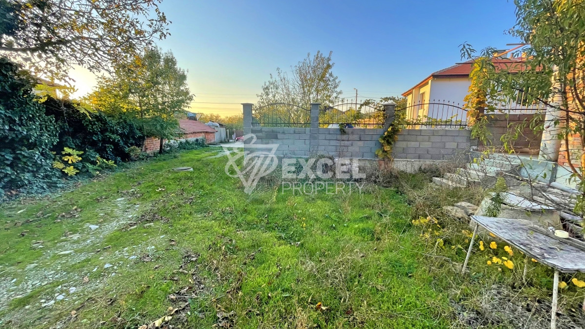 Едно фамилна, двуетажна къща за продажба в с. Кошарица