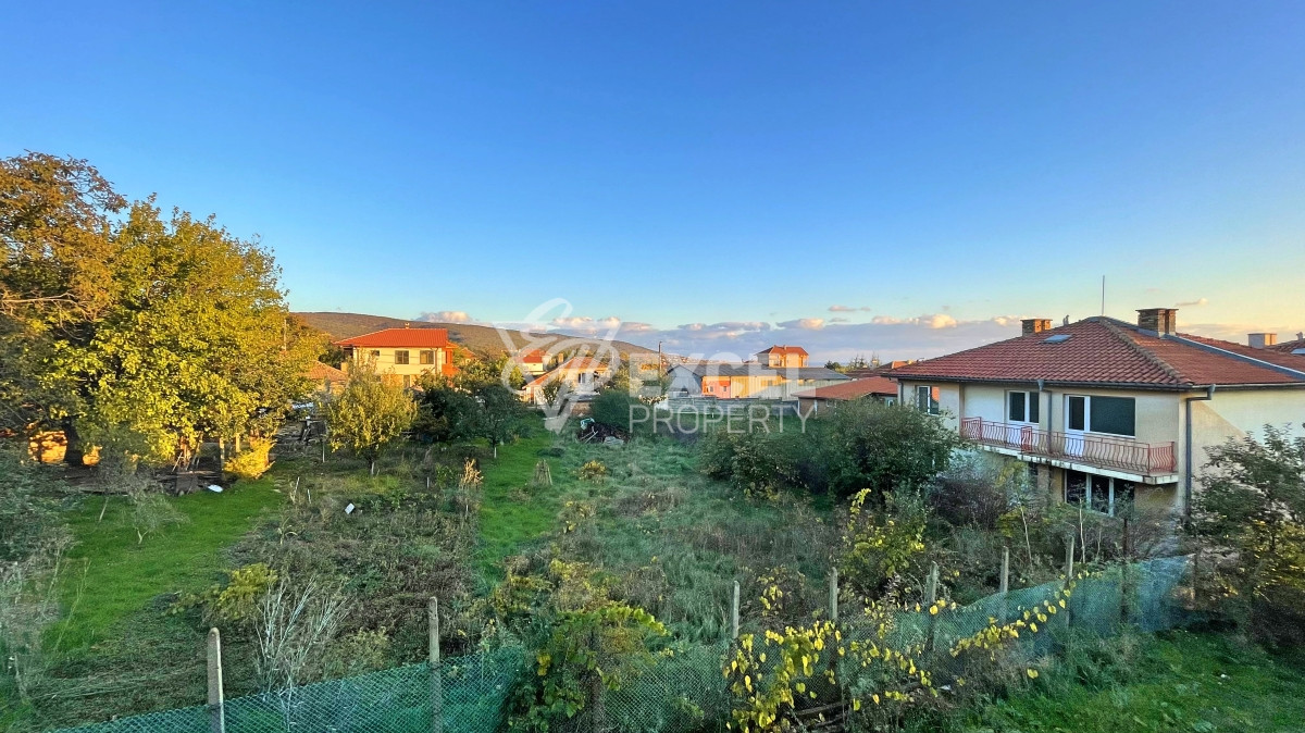 Едно фамилна, двуетажна къща за продажба в с. Кошарица