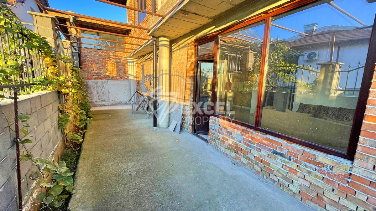 Едно фамилна, двуетажна къща за продажба в с. Кошарица