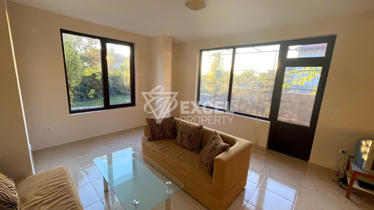 Едно фамилна, двуетажна къща за продажба в с. Кошарица