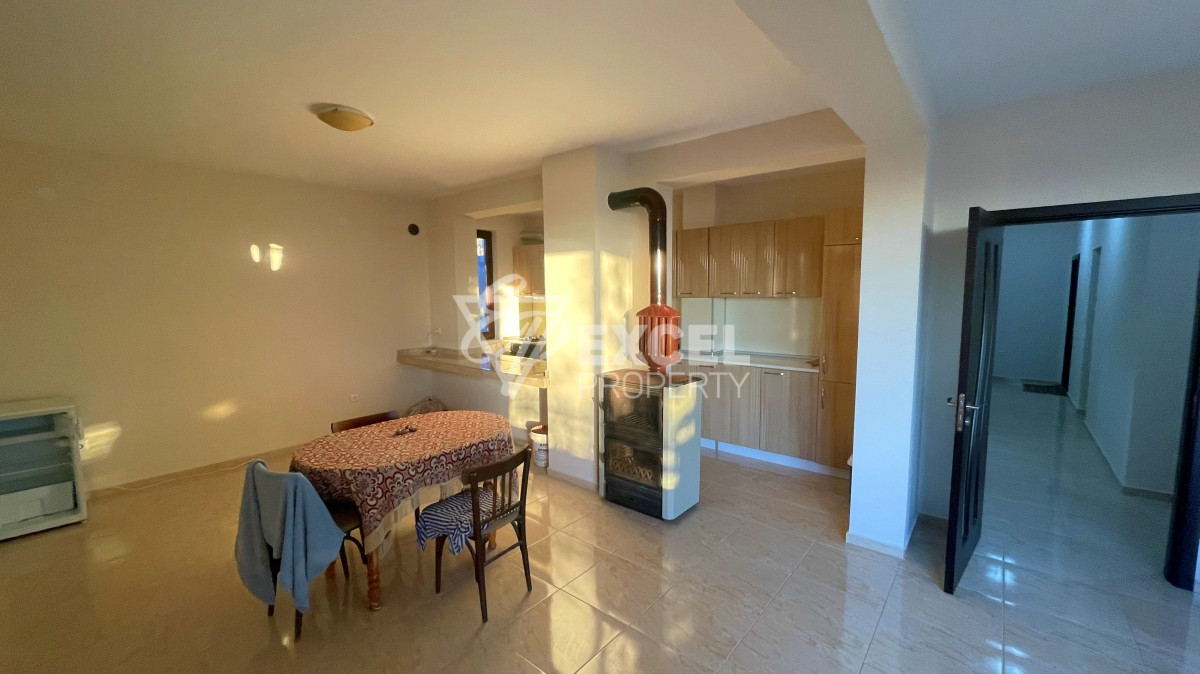 Едно фамилна, двуетажна къща за продажба в с. Кошарица