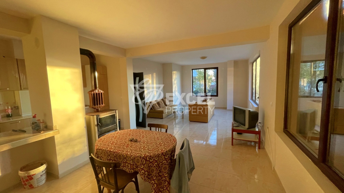 Едно фамилна, двуетажна къща за продажба в с. Кошарица