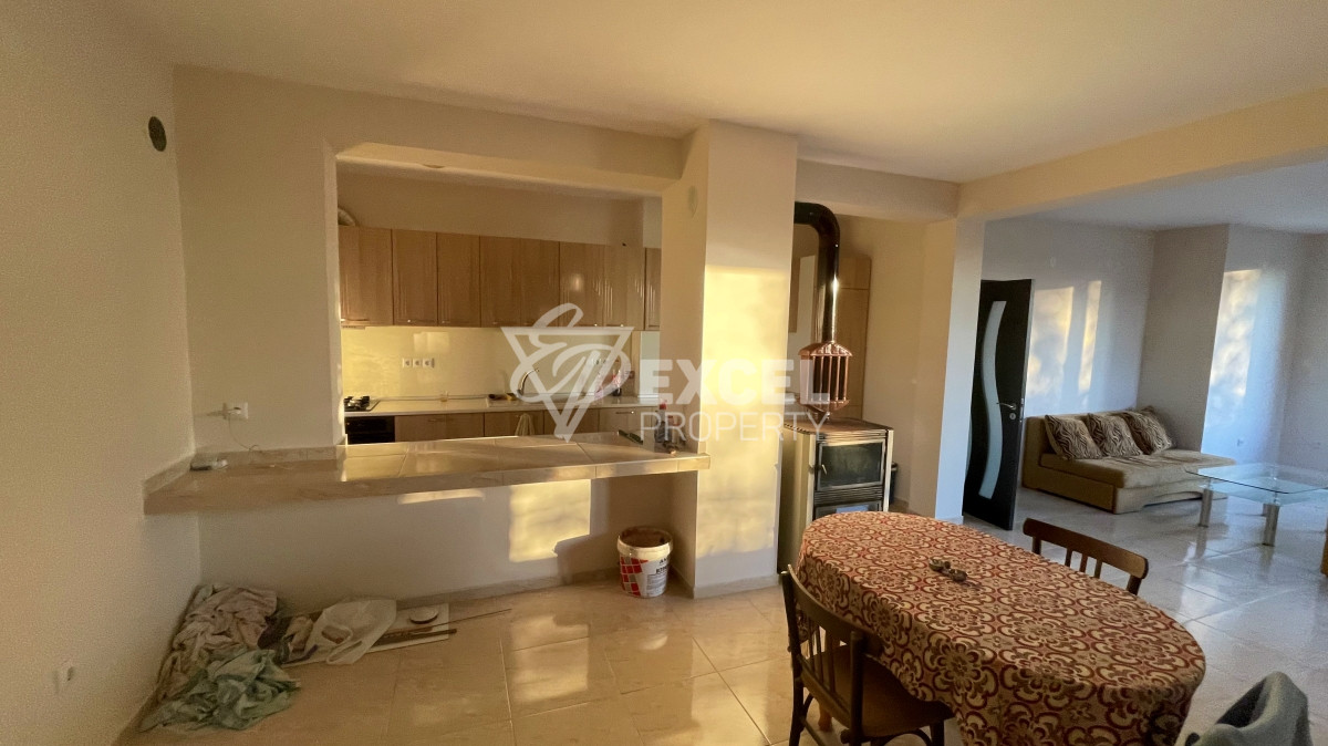 Едно фамилна, двуетажна къща за продажба в с. Кошарица