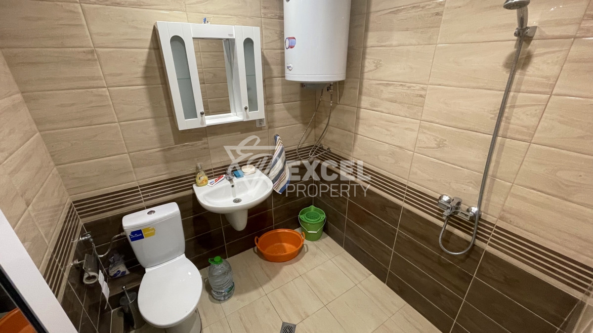 Едно фамилна, двуетажна къща за продажба в с. Кошарица