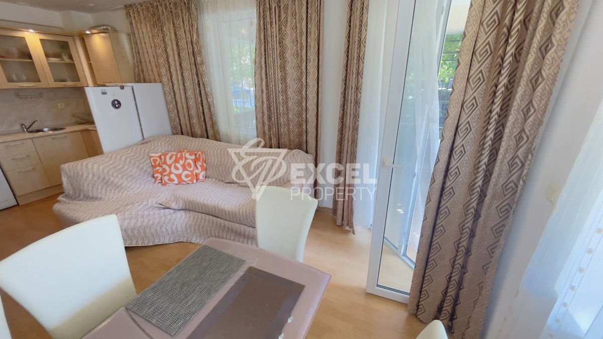 Тристаен апартамент в Свети Влас на партерен етаж на метри от морето