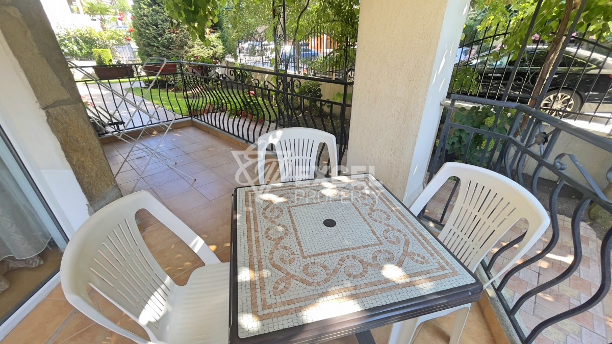 Тристаен апартамент в Свети Влас на партерен етаж на метри от морето