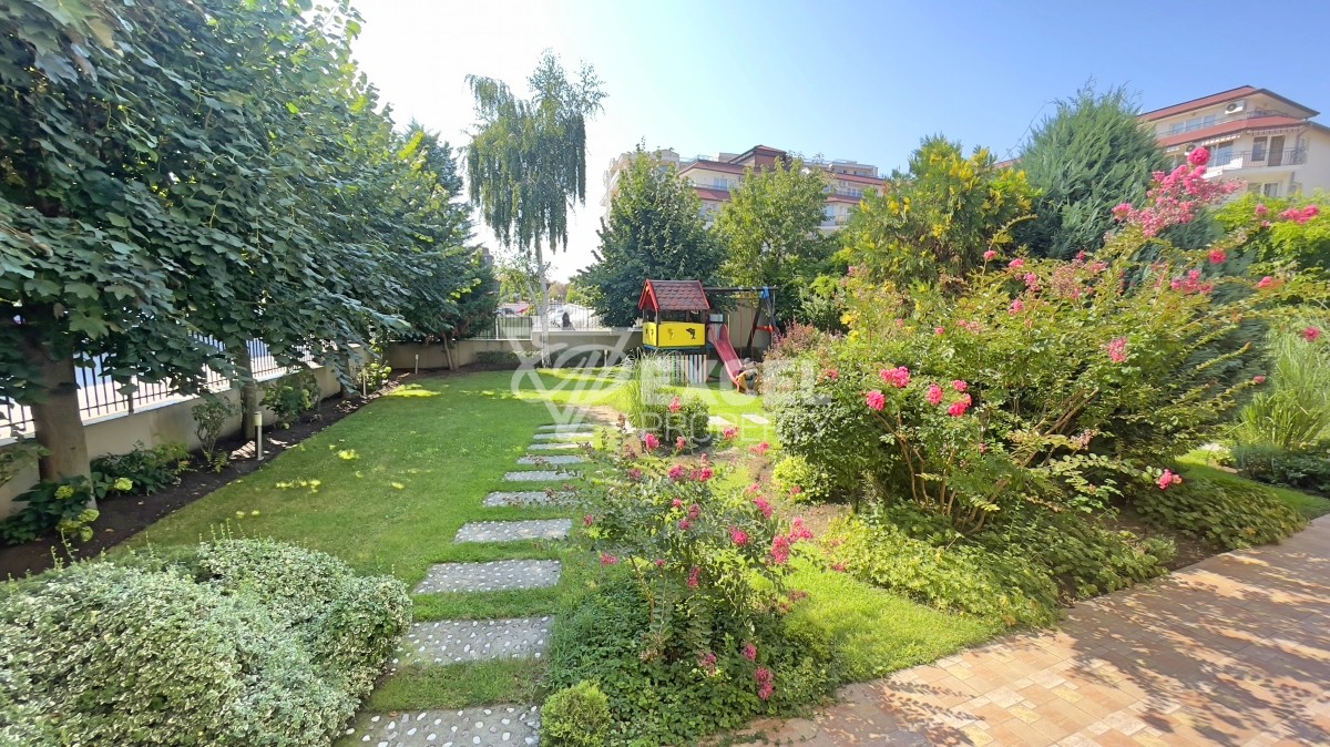 Тристаен апартамент в Свети Влас на партерен етаж на метри от морето