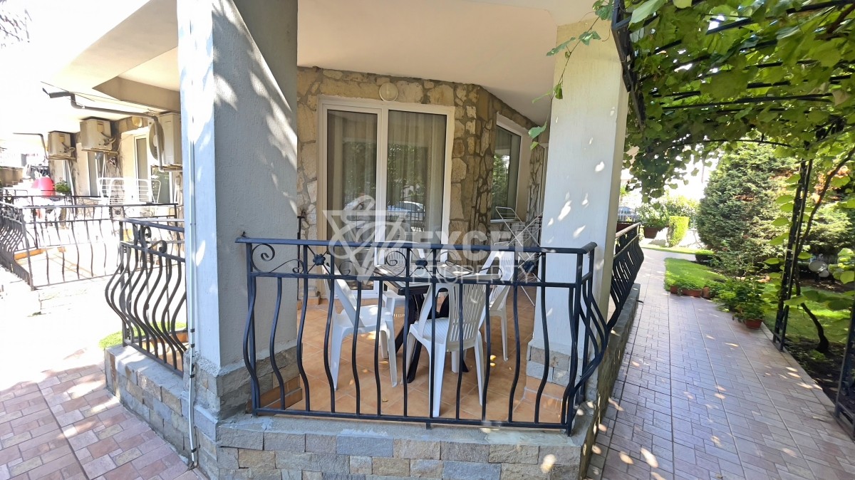 Тристаен апартамент в Свети Влас на партерен етаж на метри от морето