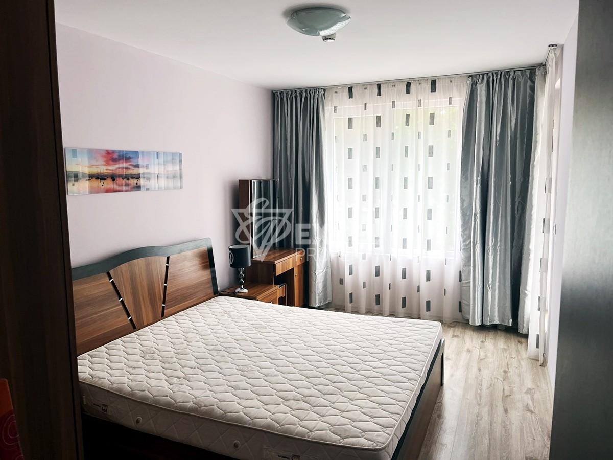 Просторен тристаен апартамент.