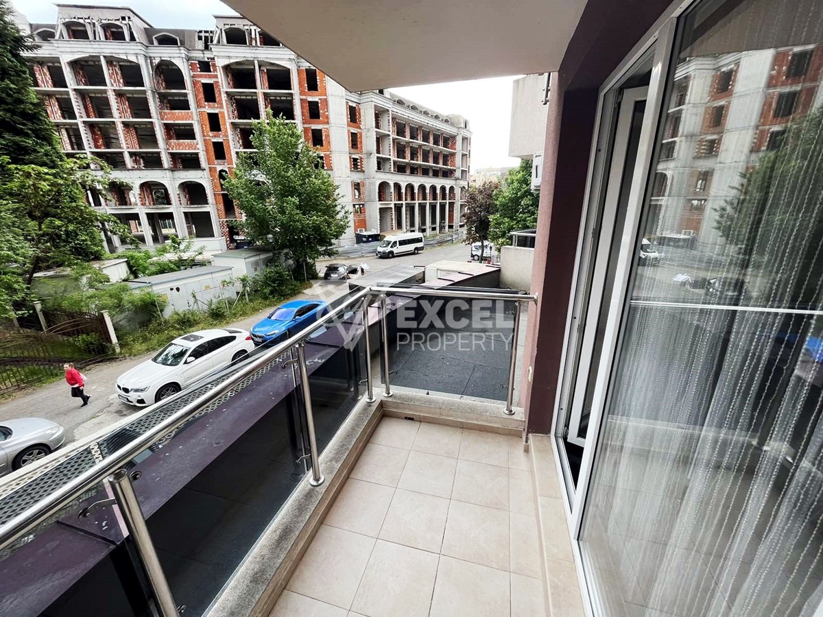 Просторен тристаен апартамент.