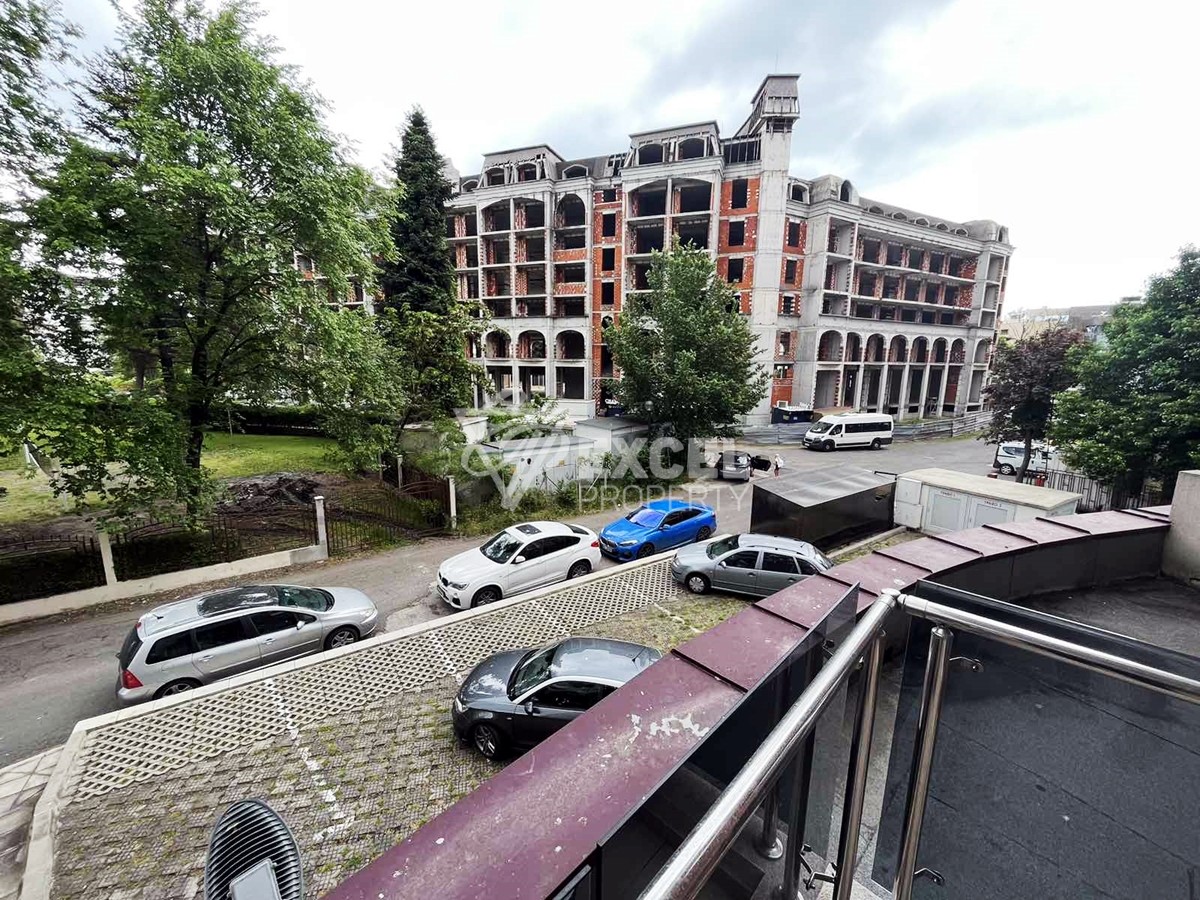 Просторен тристаен апартамент.