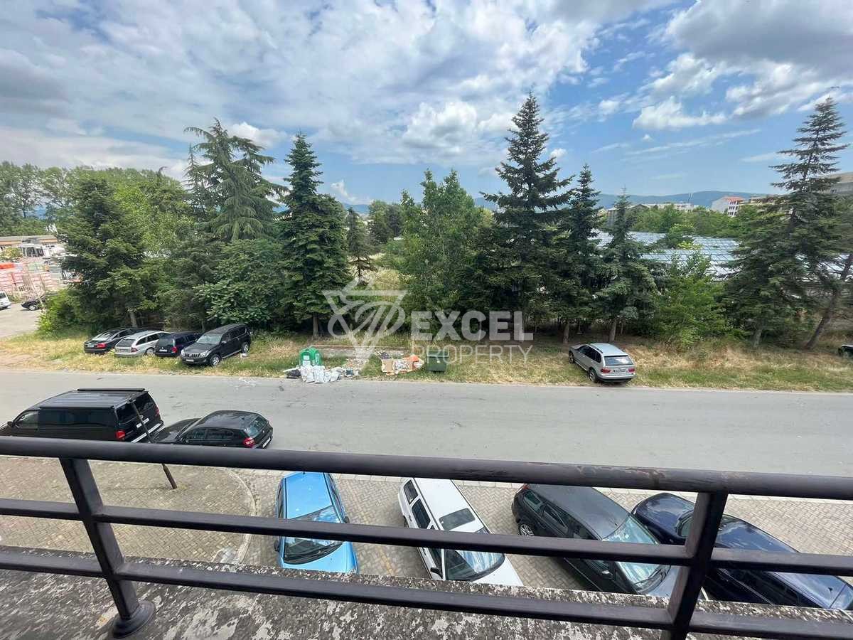 Просторно студио в затворен комплекс.