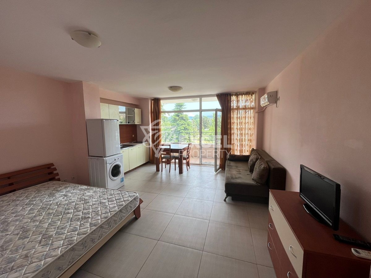 Просторно студио в затворен комплекс.