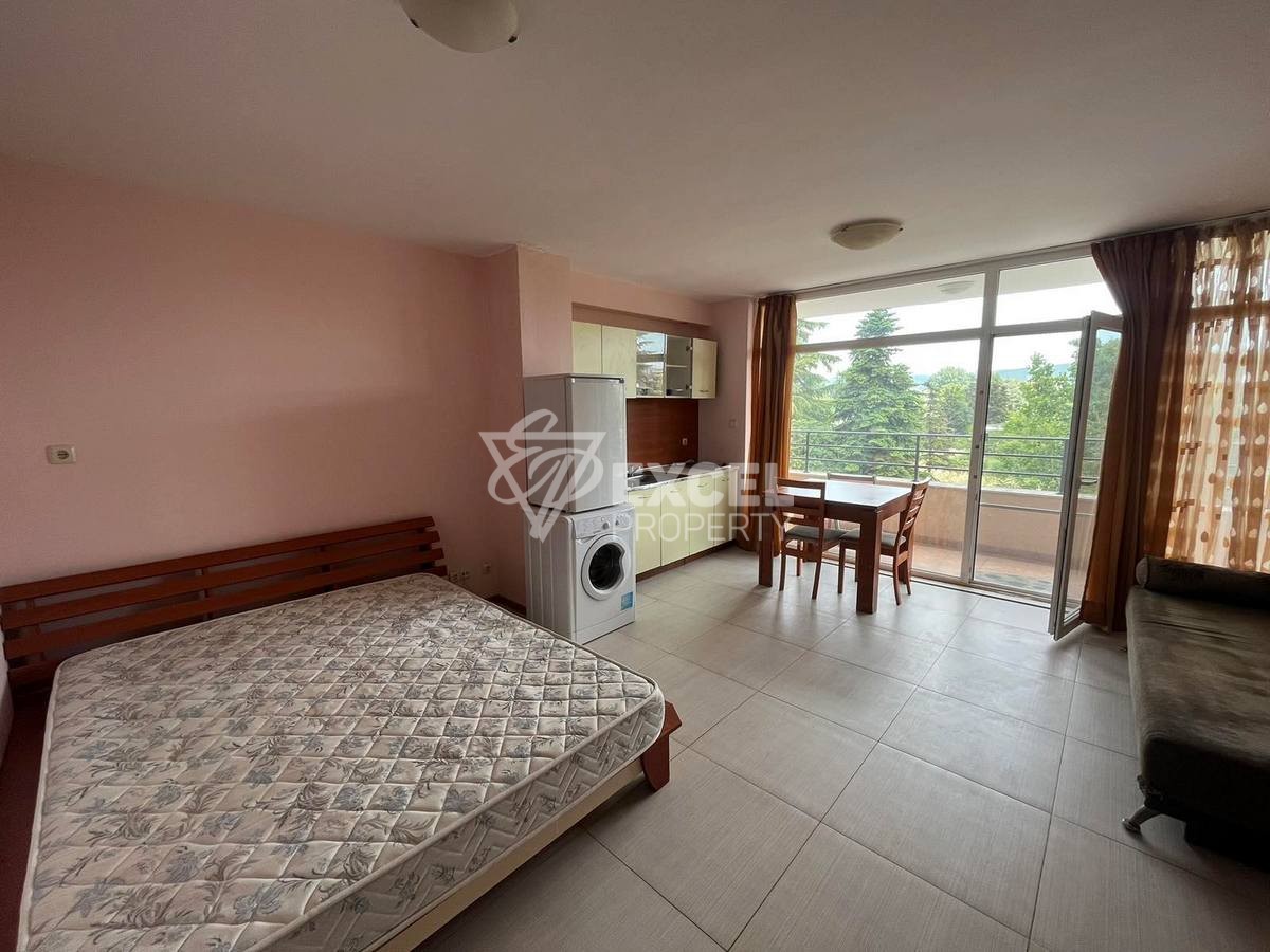 Просторно студио в затворен комплекс.