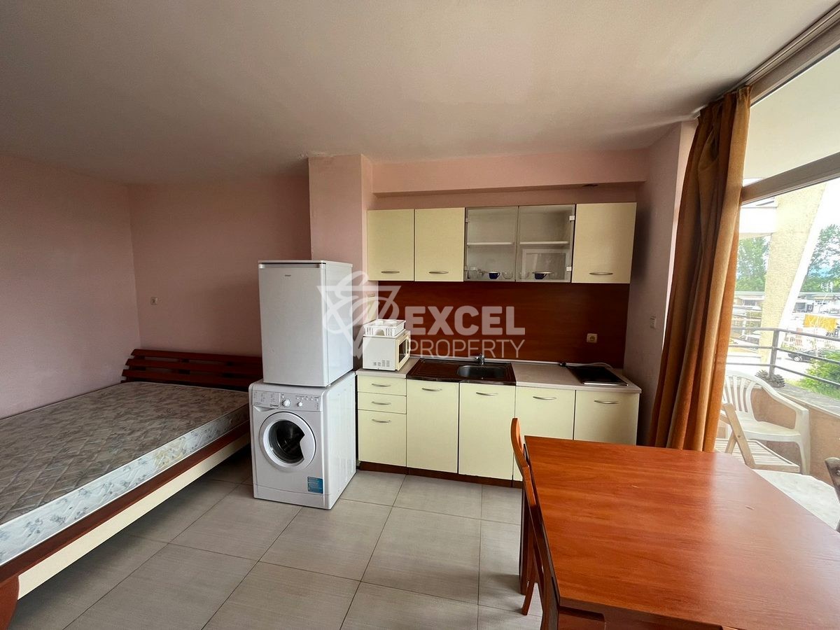 Просторно студио в затворен комплекс.