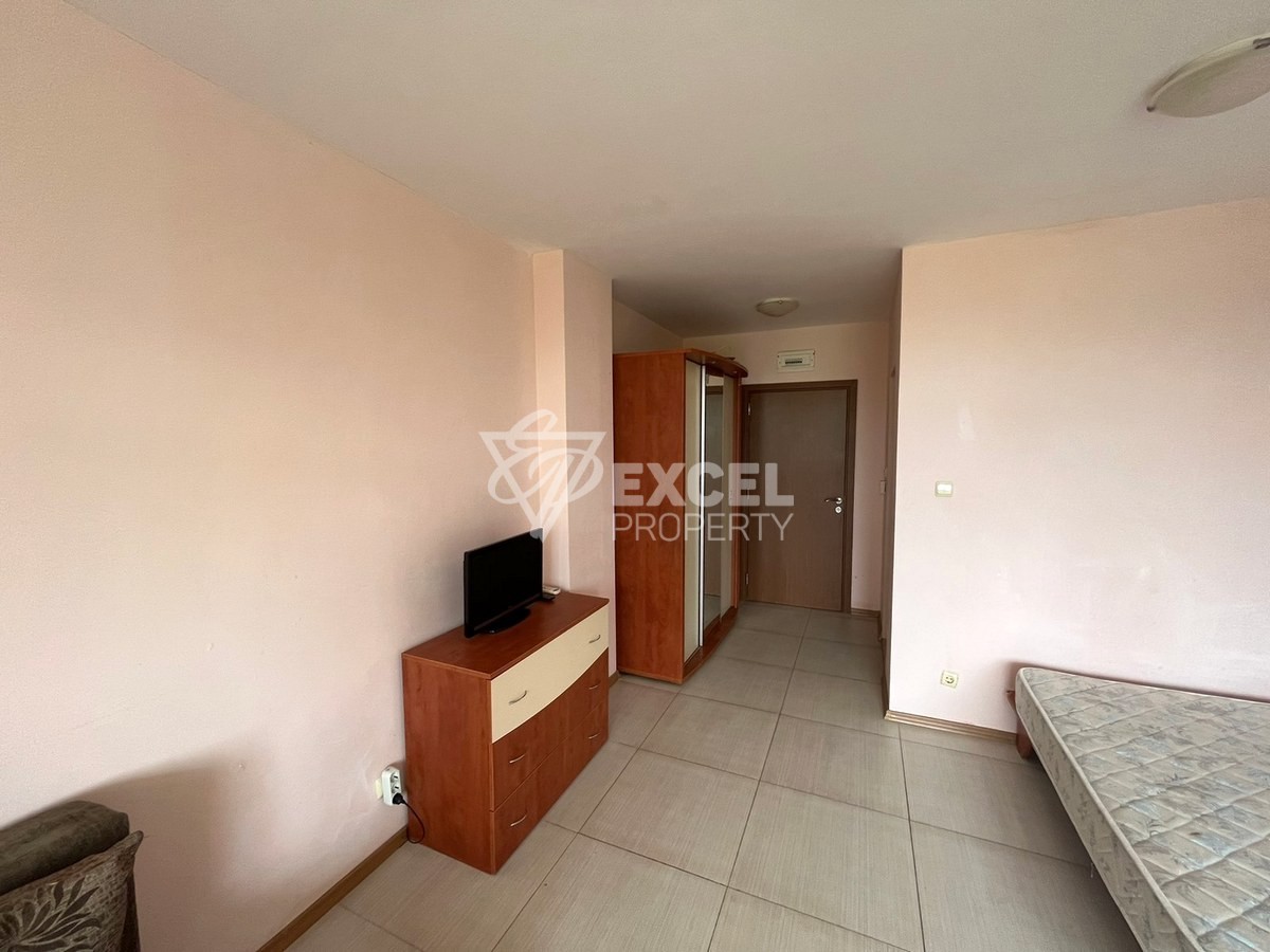 Просторно студио в затворен комплекс.