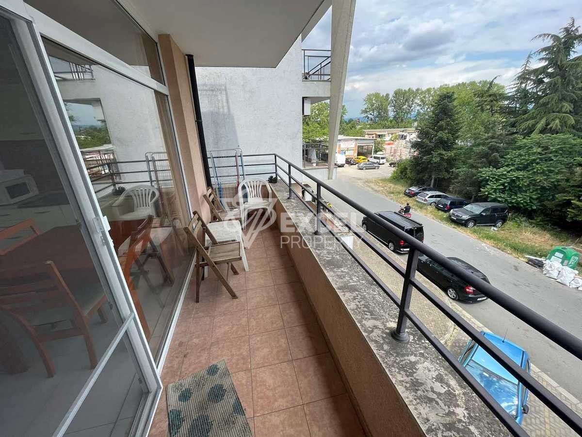 Просторно студио в затворен комплекс.