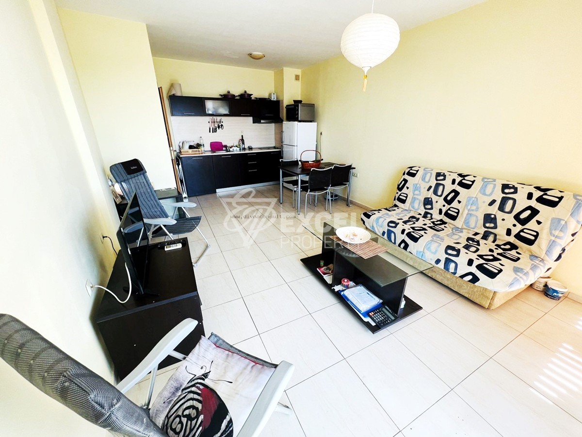 Двустаен апартамент, първа линия.