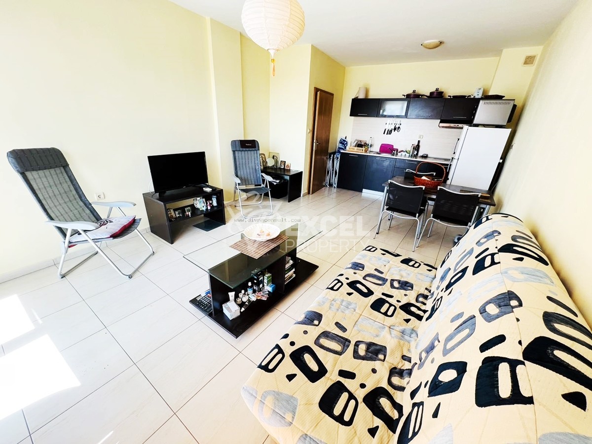 Двустаен апартамент, първа линия.