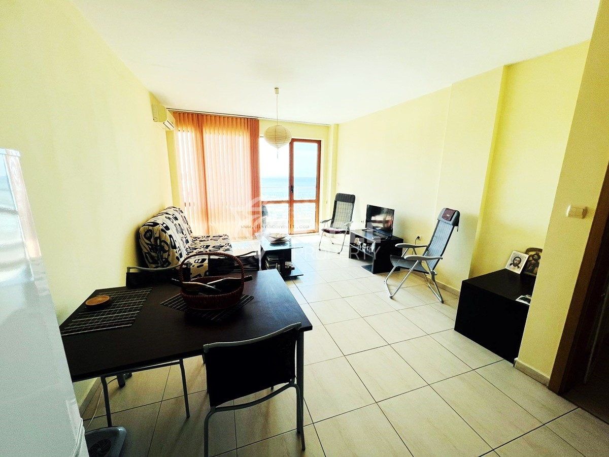 Двустаен апартамент, първа линия.