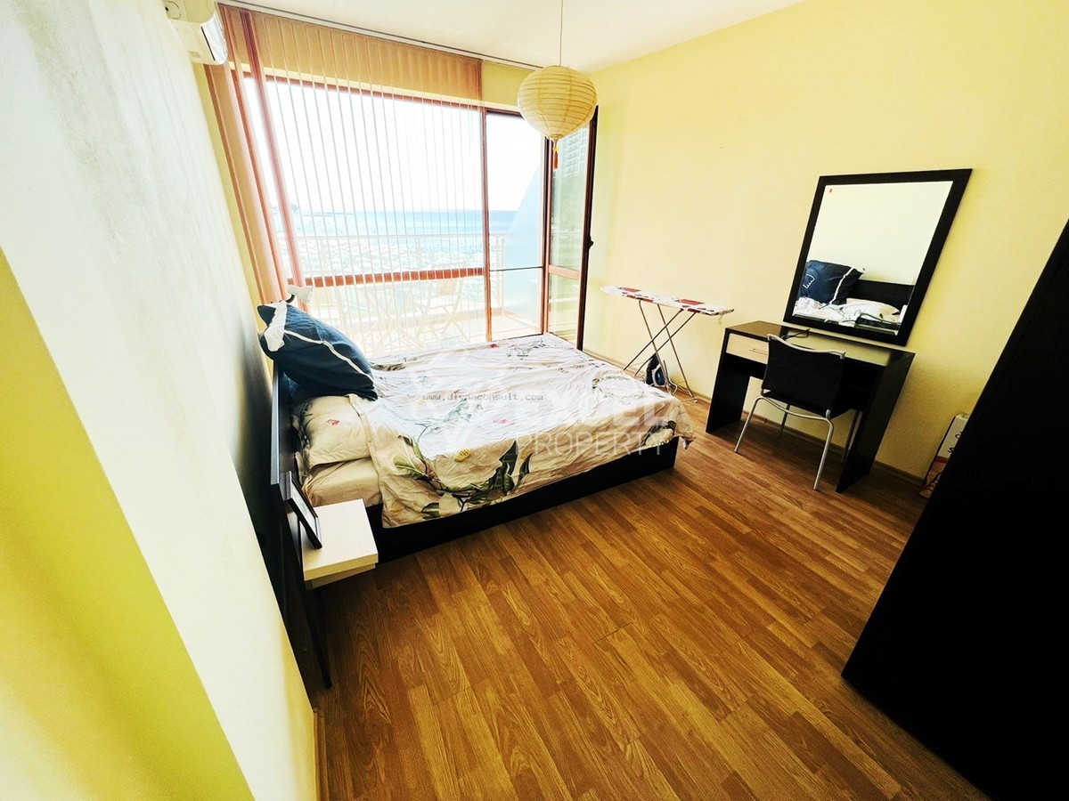 Двустаен апартамент, първа линия.