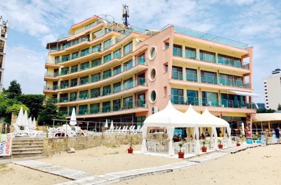 Двустаен апартамент, първа линия.