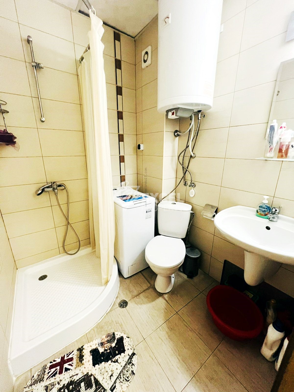 Двустаен апартамент, първа линия.