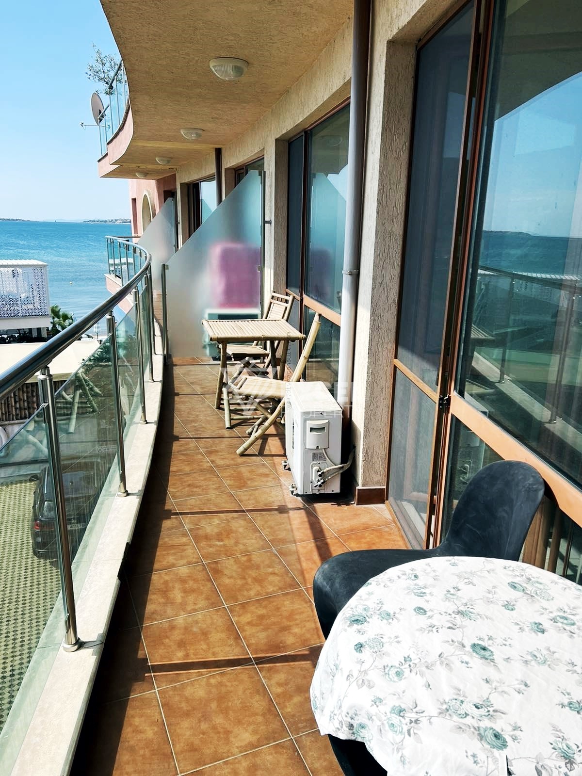 Двустаен апартамент, първа линия.