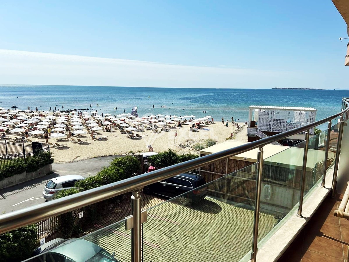 Двустаен апартамент, първа линия.