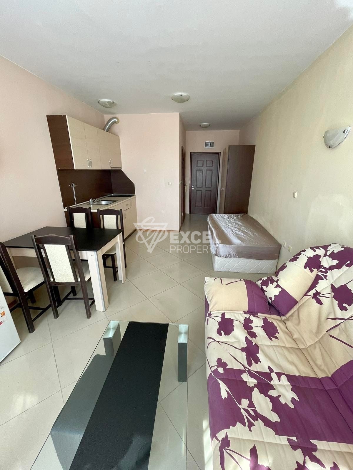 Обзаведено студио, ниска такса поддръжка.