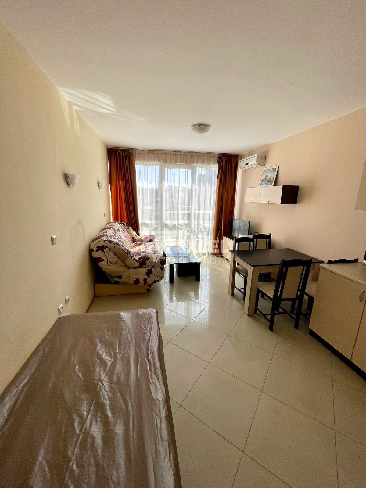 Обзаведено студио, ниска такса поддръжка.