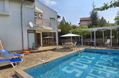 Разкошна вила с частен басейн в района между Слънчев бряг и Кошарица