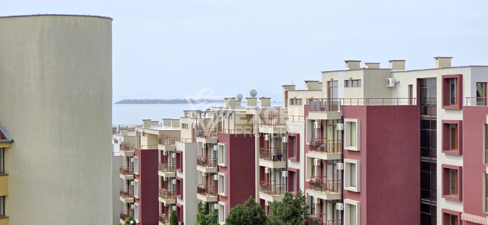 Тристаен обзаведен апартамент в Свети Влас близо до плажа