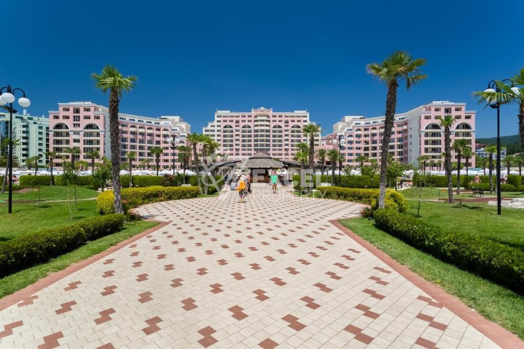 Изгодно студио в Маджестик Бийч Резорт първа линия до плажа