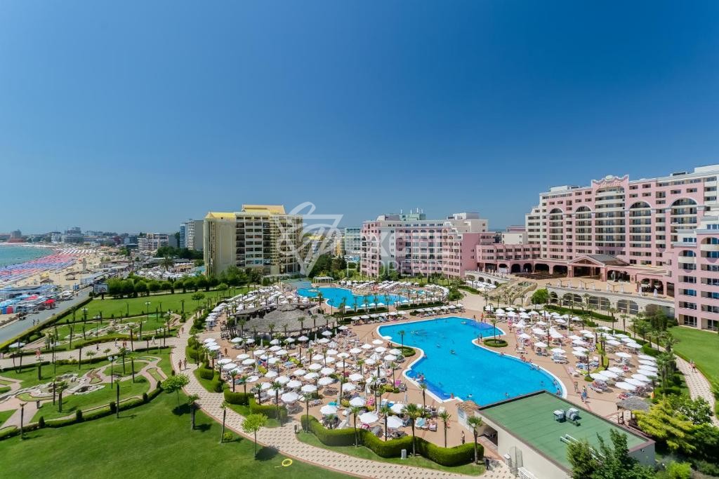 Изгодно студио в Маджестик Бийч Резорт първа линия до плажа