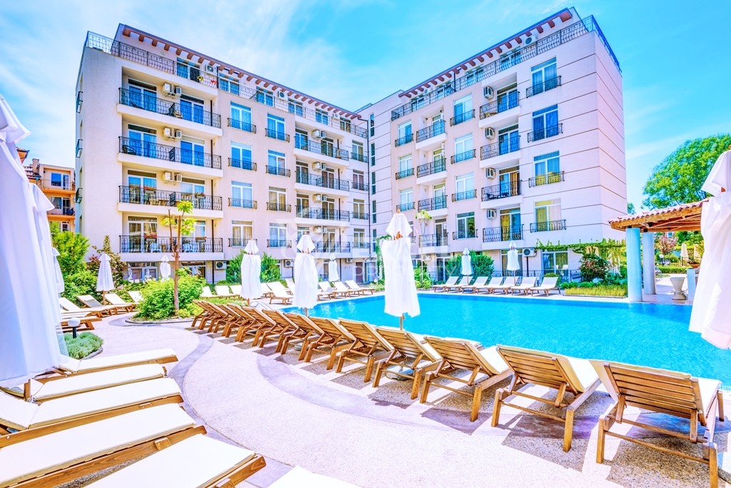 Двустаен, обзаведен имот в комплекс Даун Парк- гледка басейн