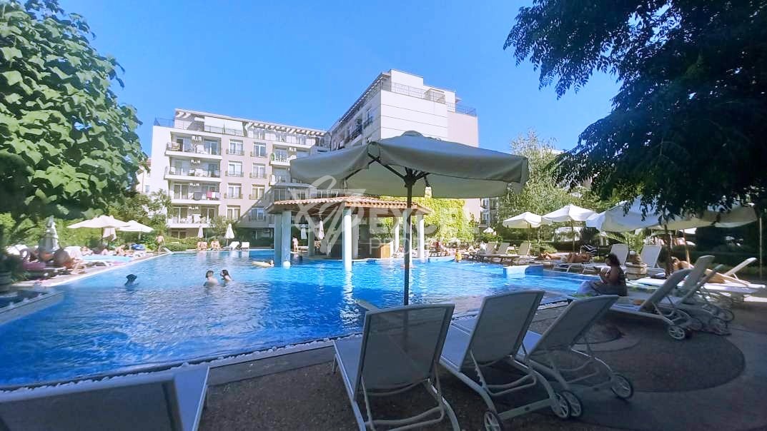 Двустаен, обзаведен имот в комплекс Даун Парк- гледка басейн