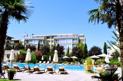 Тристаен имот с мебели в района на Какао Бийч, Слънчев Бряг