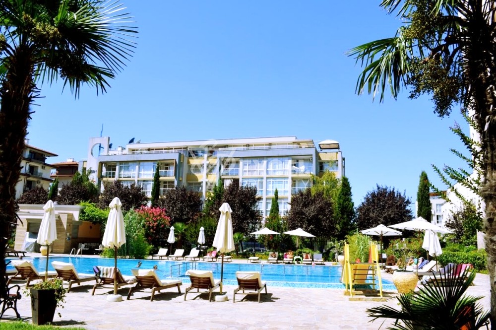 Тристаен имот с мебели в района на Какао Бийч, Слънчев Бряг