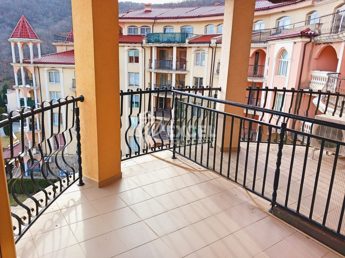 Просторен обзаведен имот с една спалня-Елените