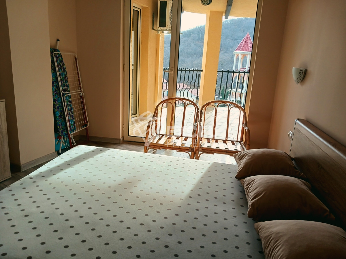 Просторен обзаведен имот с една спалня-Елените