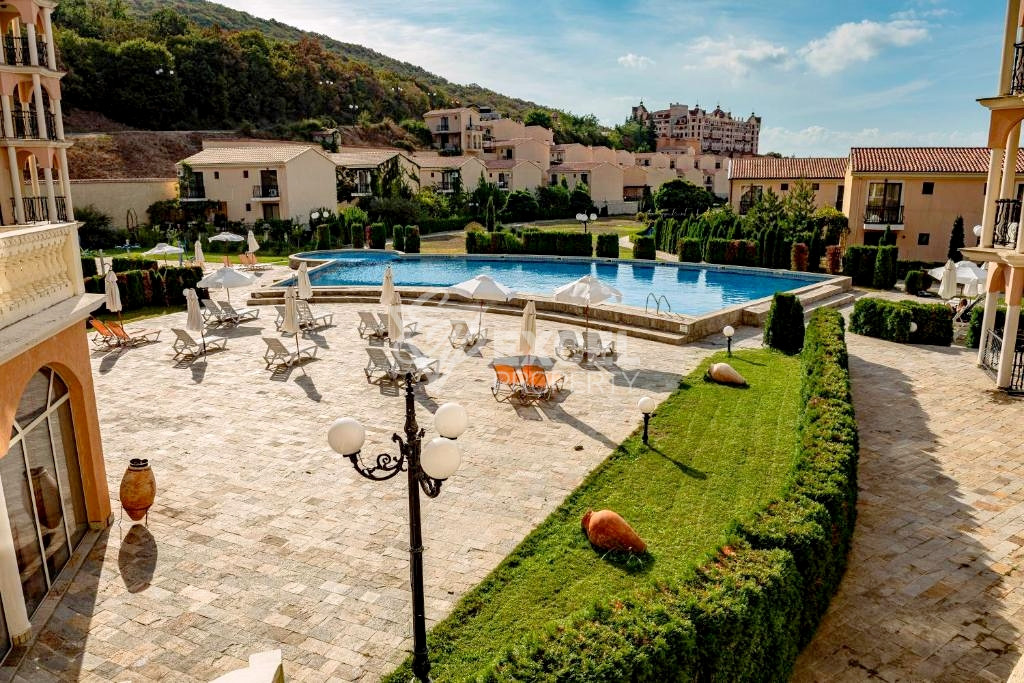 Просторен обзаведен имот с една спалня-Елените