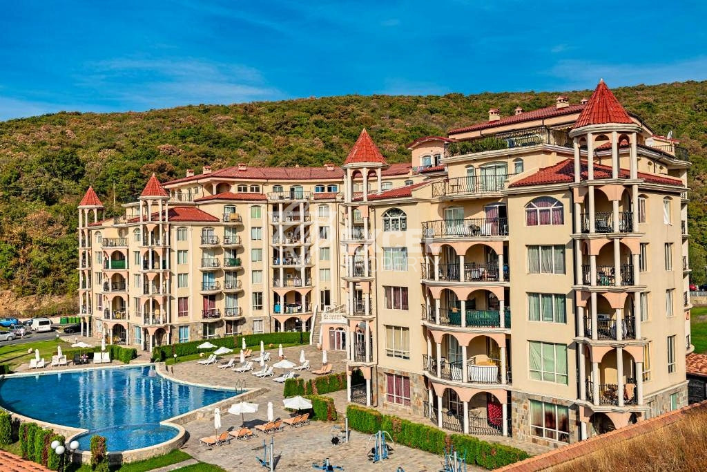 Просторен обзаведен имот с една спалня-Елените