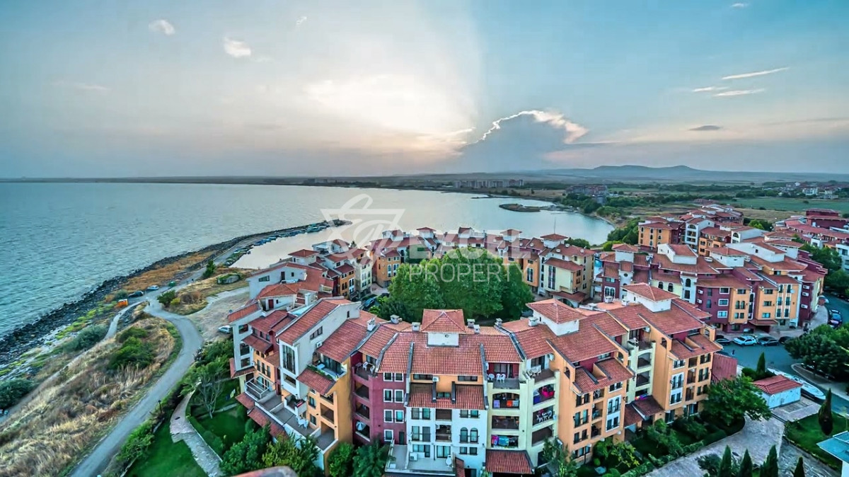 Мебелирано студио, с отделна спална зона- Марина Кейп, на 200м. от морето