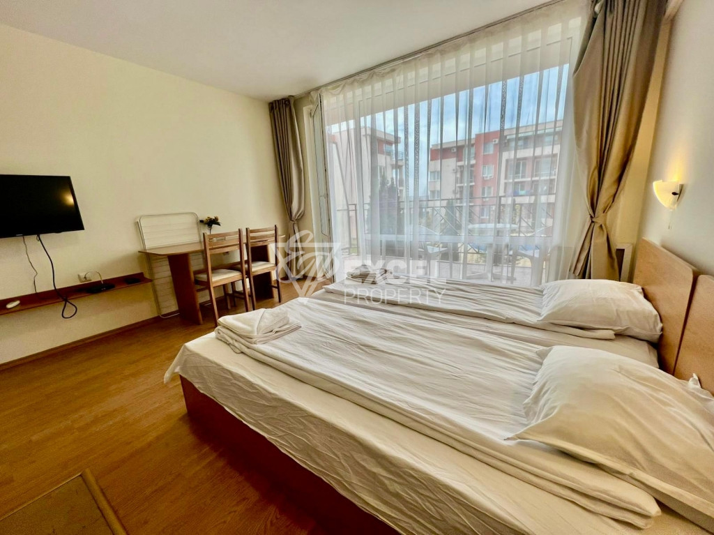 Мебелирано студио с гледка към басейна- Холидей Форт Клуб