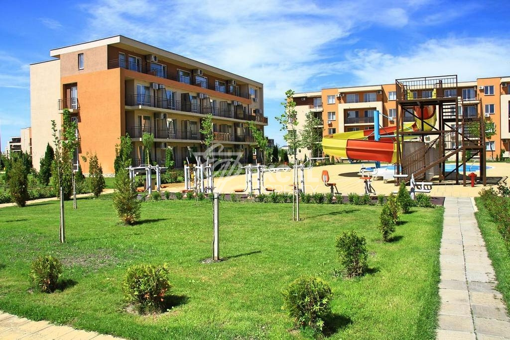 Мебелирано студио с гледка към басейна- Холидей Форт Клуб